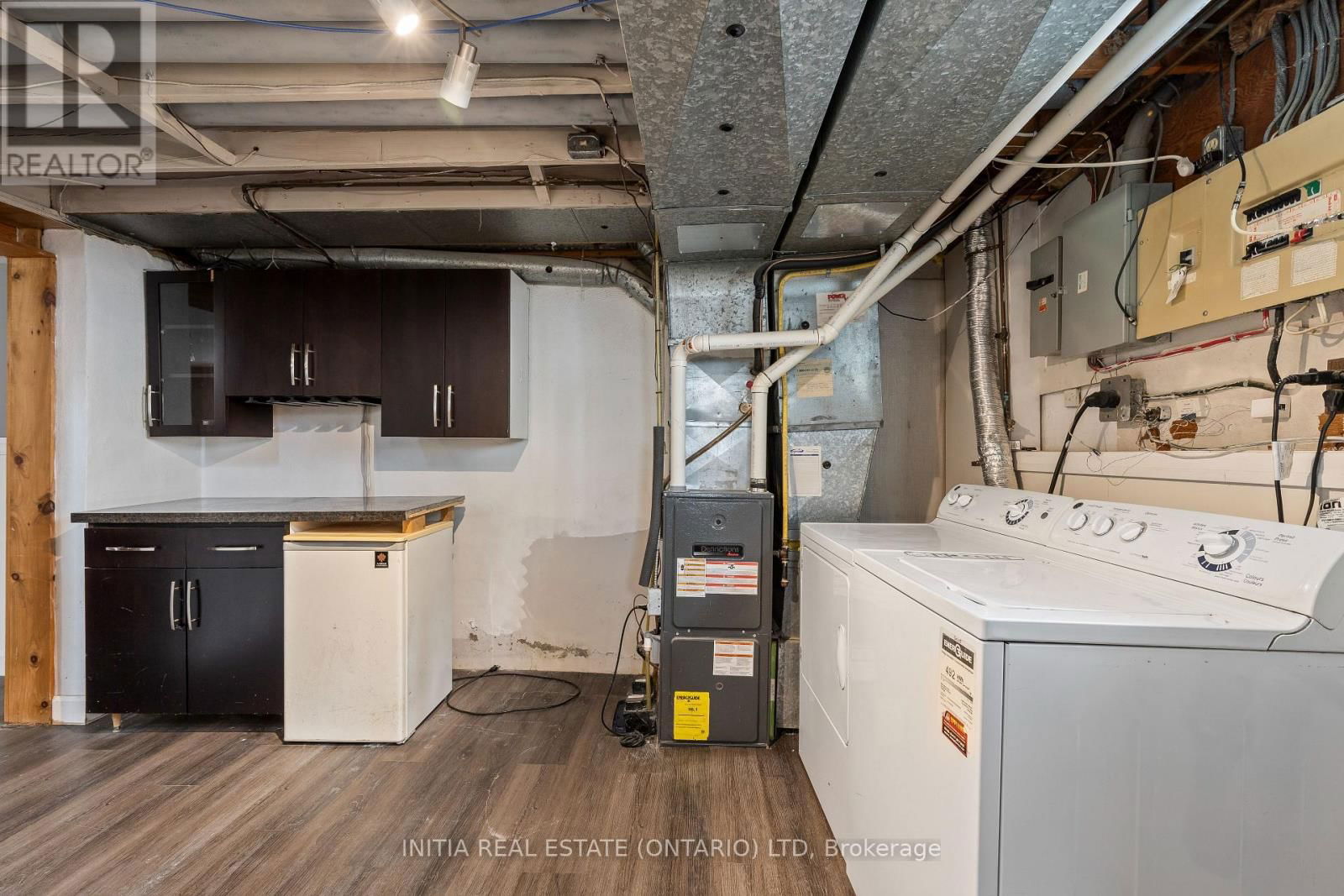222 ELGIN CRESCENT Image 28
