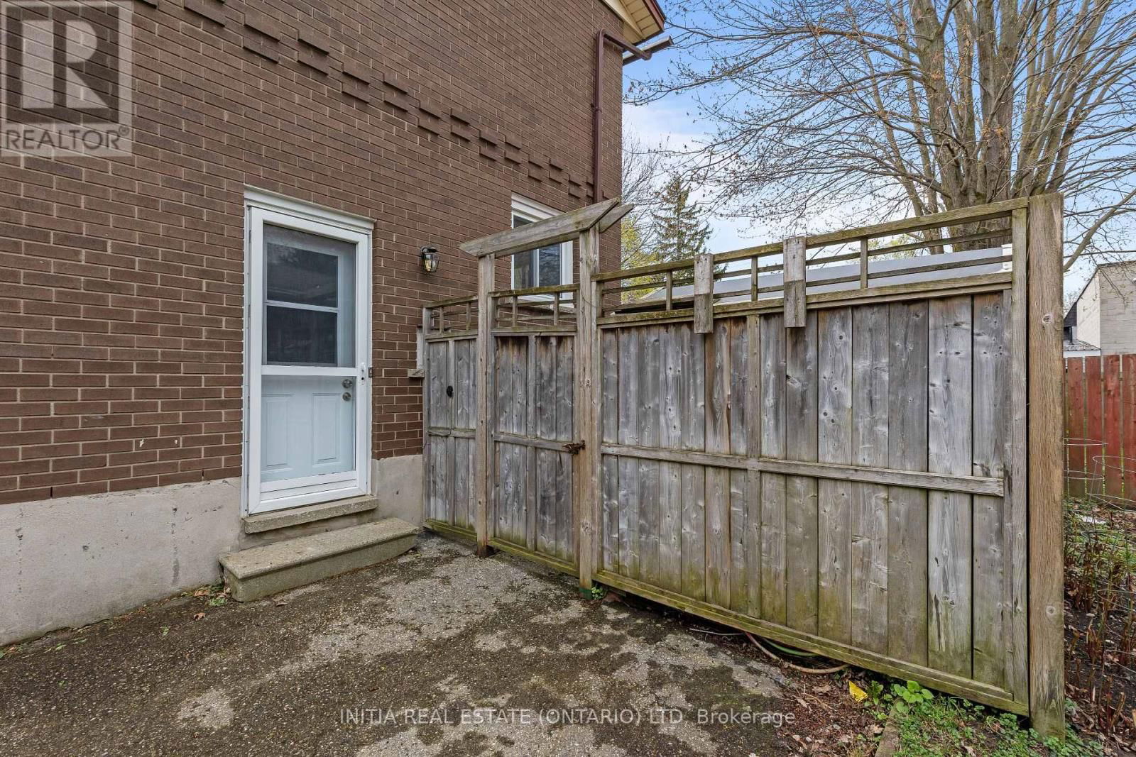 222 ELGIN CRESCENT Image 29