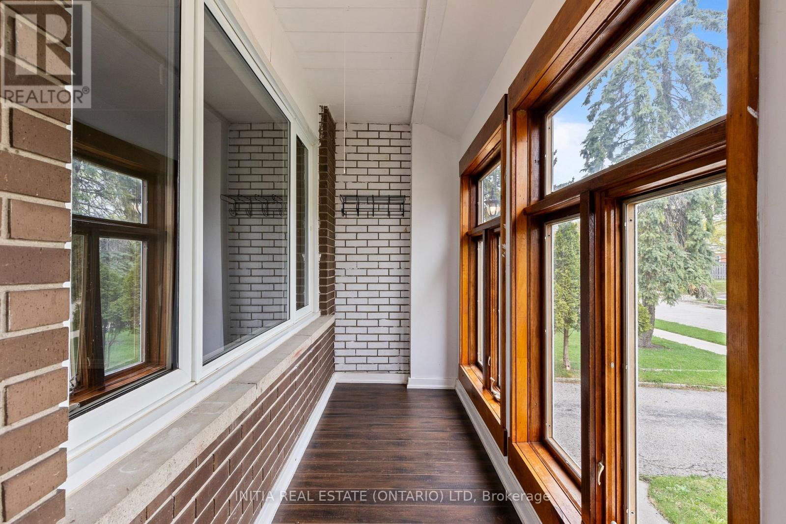 222 ELGIN CRESCENT Image 3