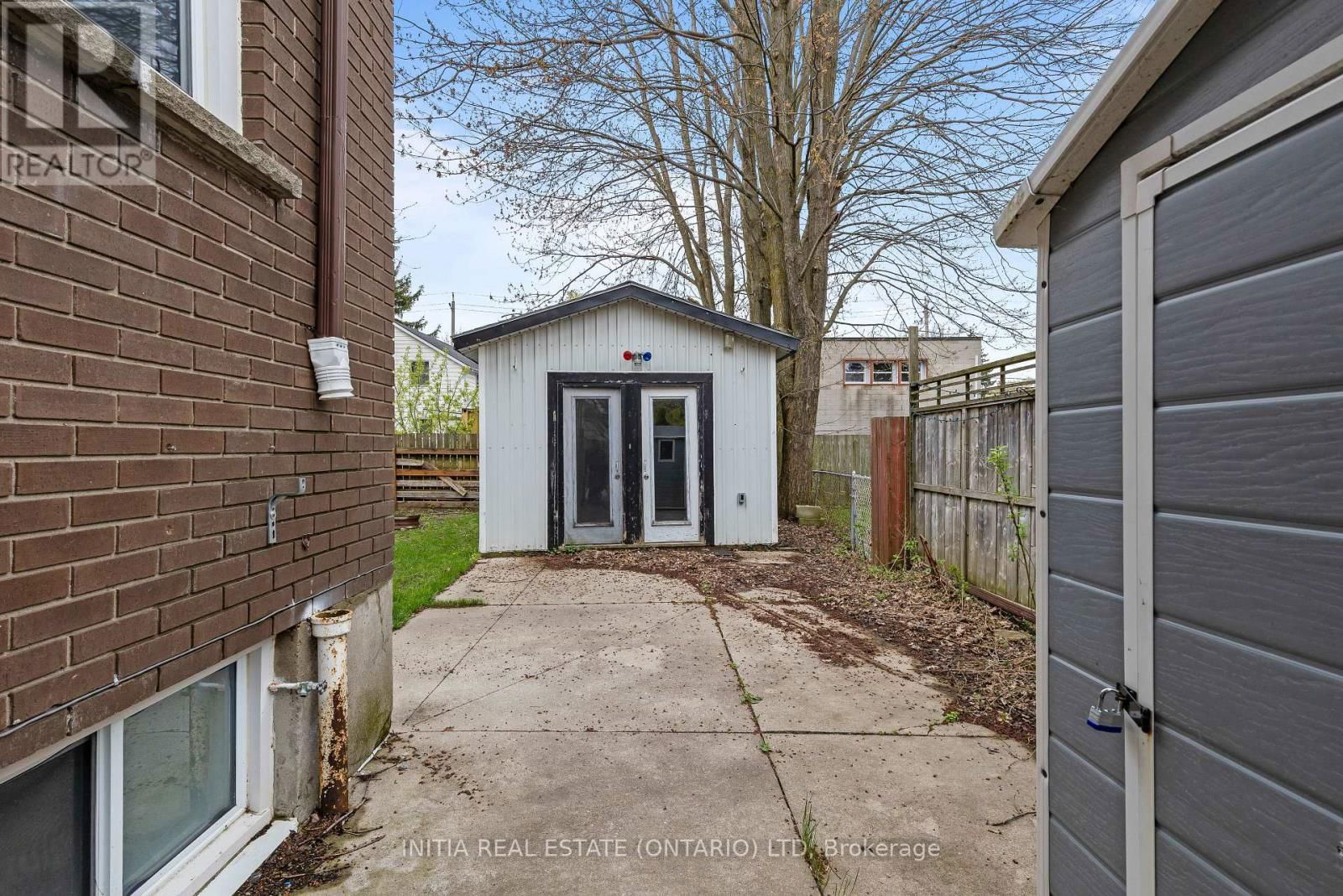 222 ELGIN CRESCENT Image 30