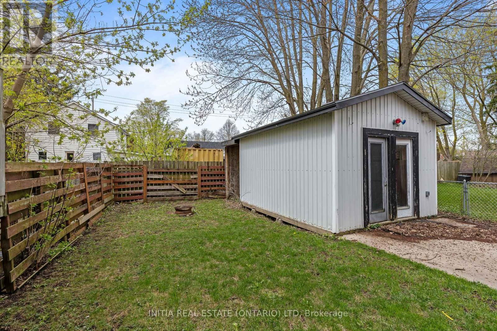 222 ELGIN CRESCENT Image 32