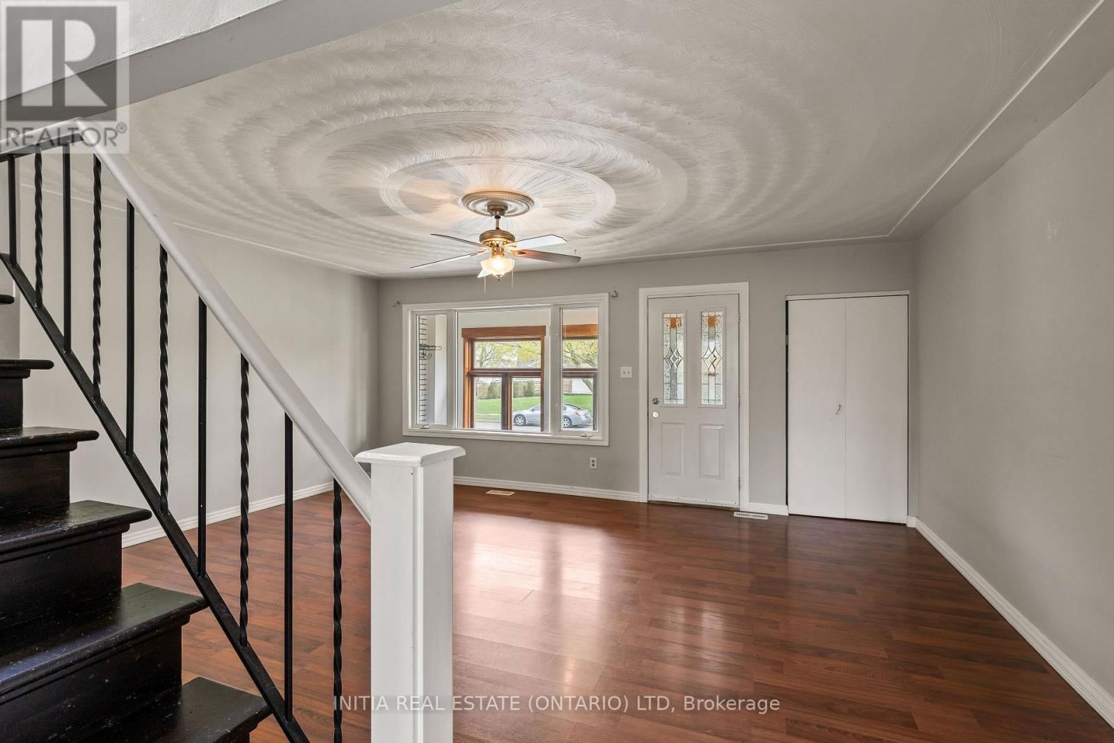 222 ELGIN CRESCENT Image 4
