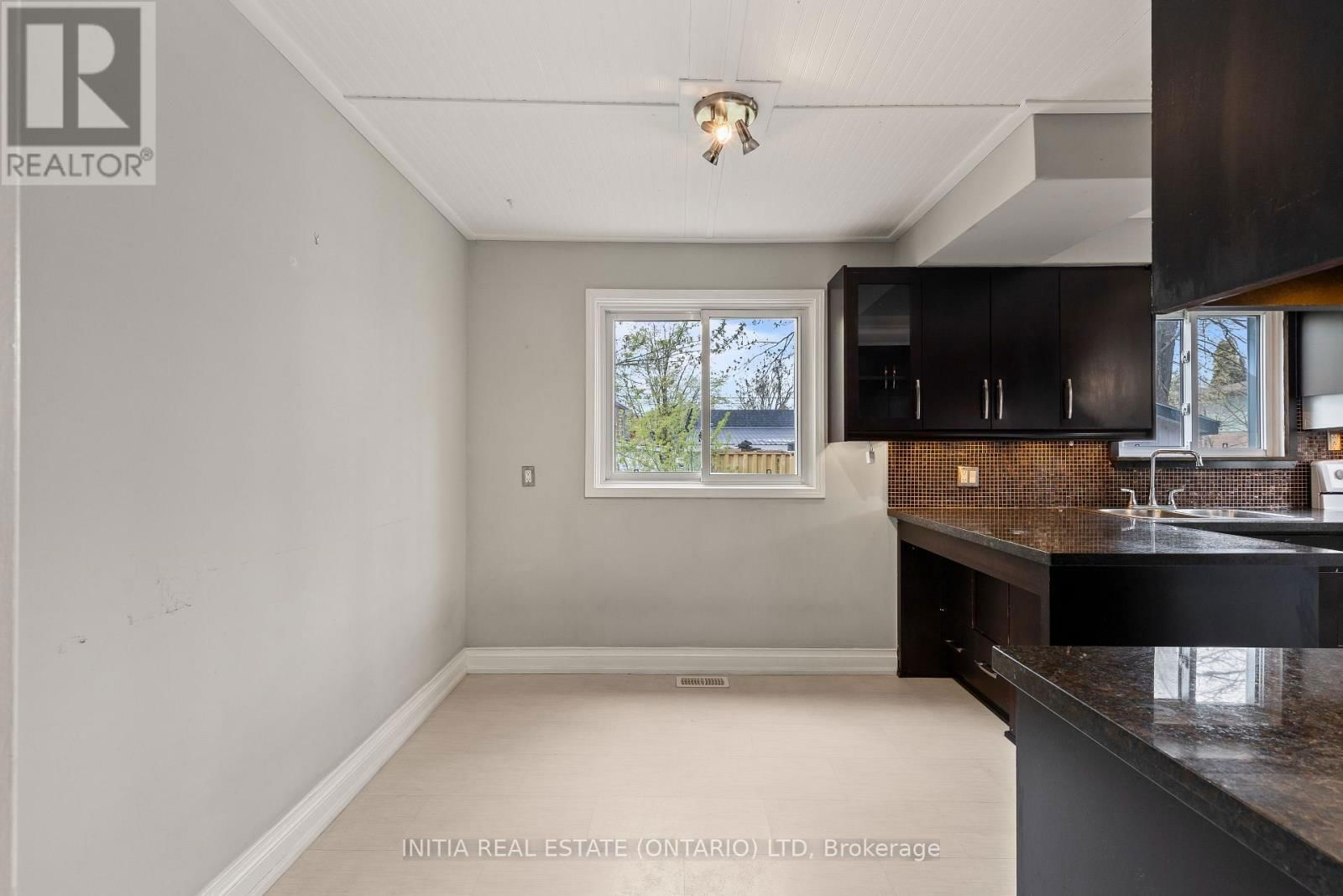 222 ELGIN CRESCENT Image 8