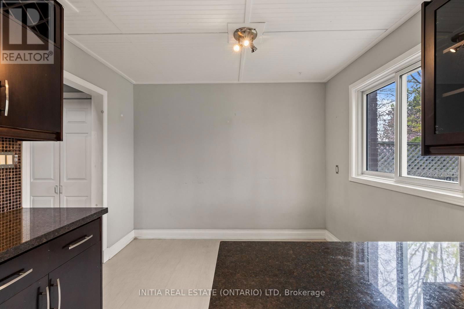 222 ELGIN CRESCENT Image 9