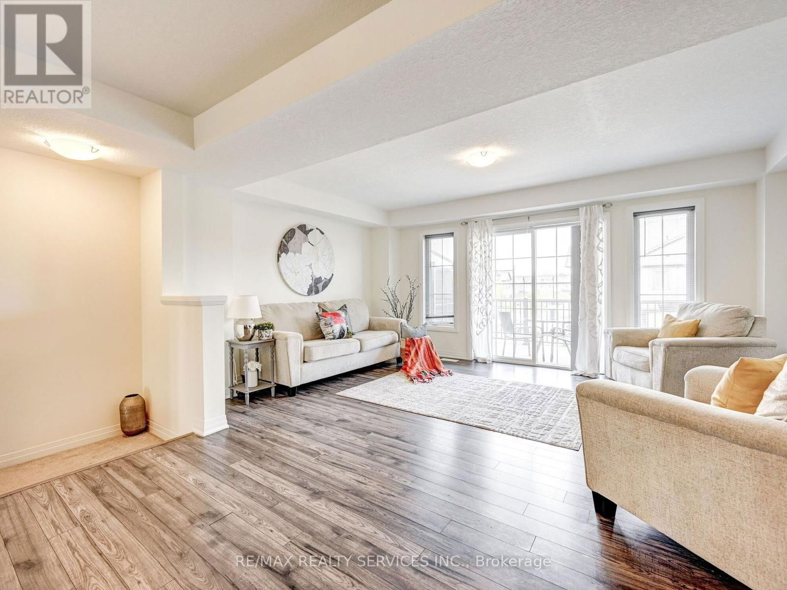 8 - 224 THOMAS SLEE DRIVE Image 10