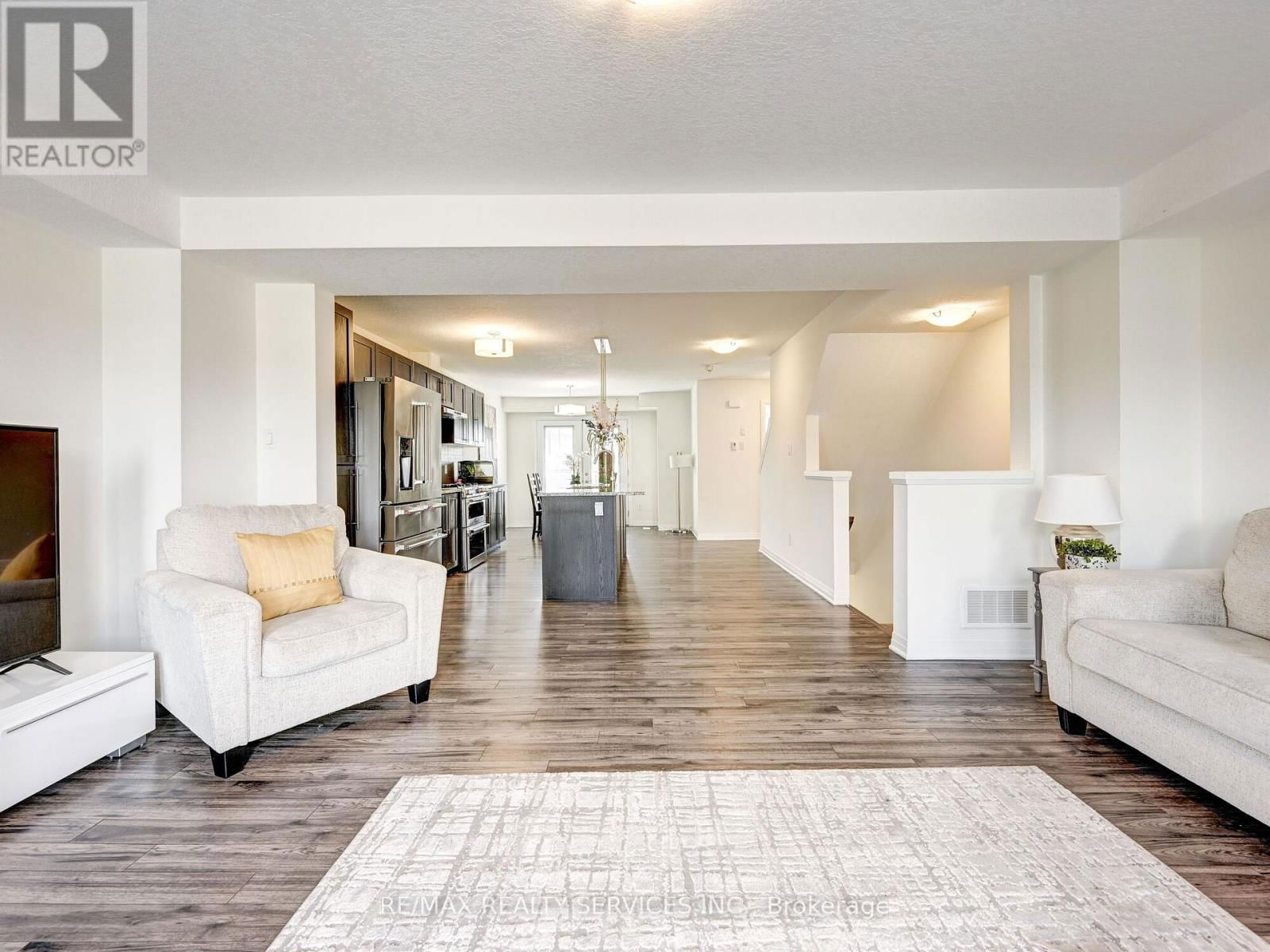 8 - 224 THOMAS SLEE DRIVE Image 13