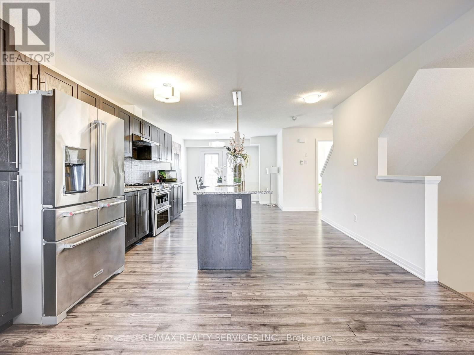 8 - 224 THOMAS SLEE DRIVE Image 14