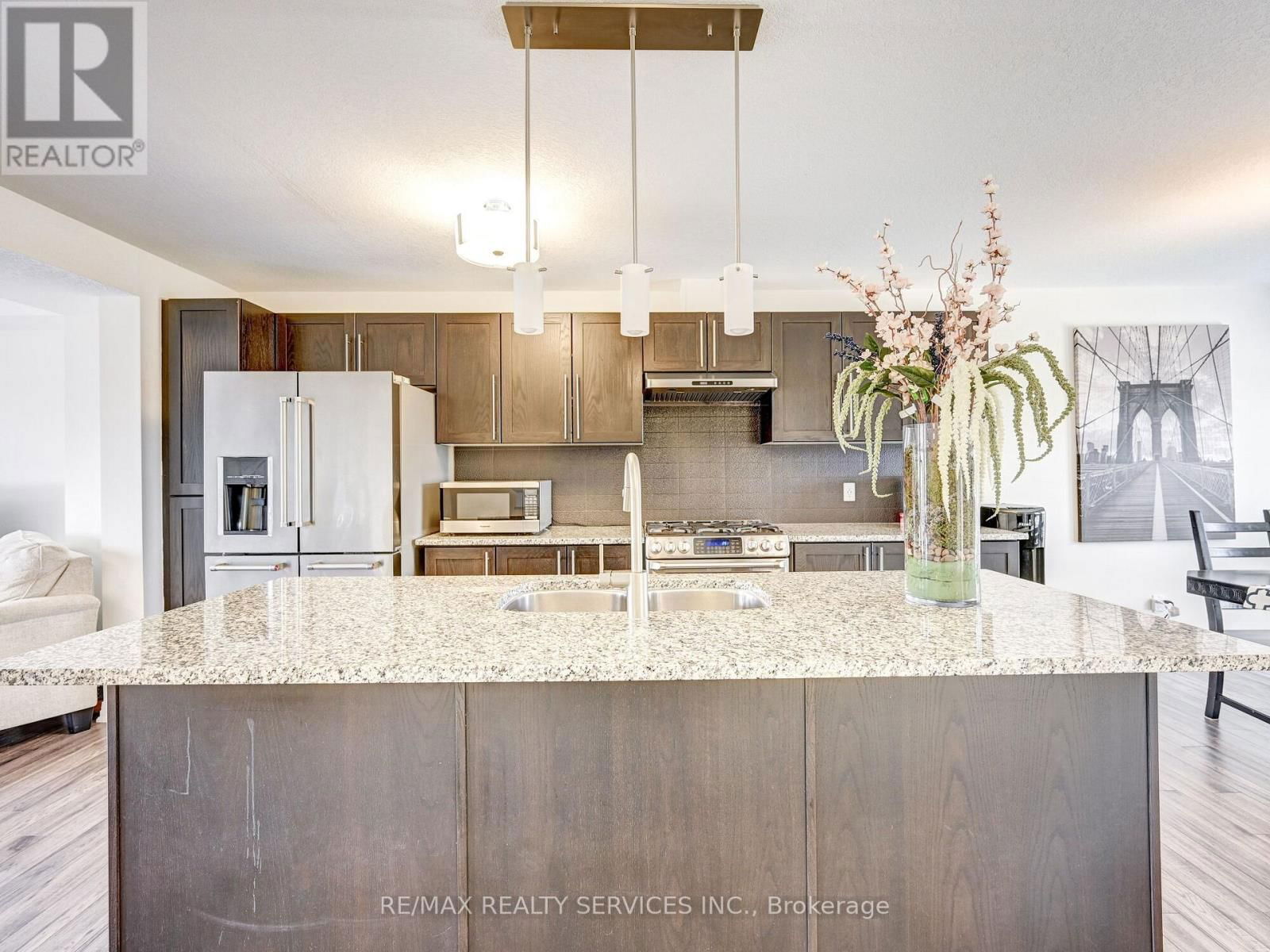 8 - 224 THOMAS SLEE DRIVE Image 16