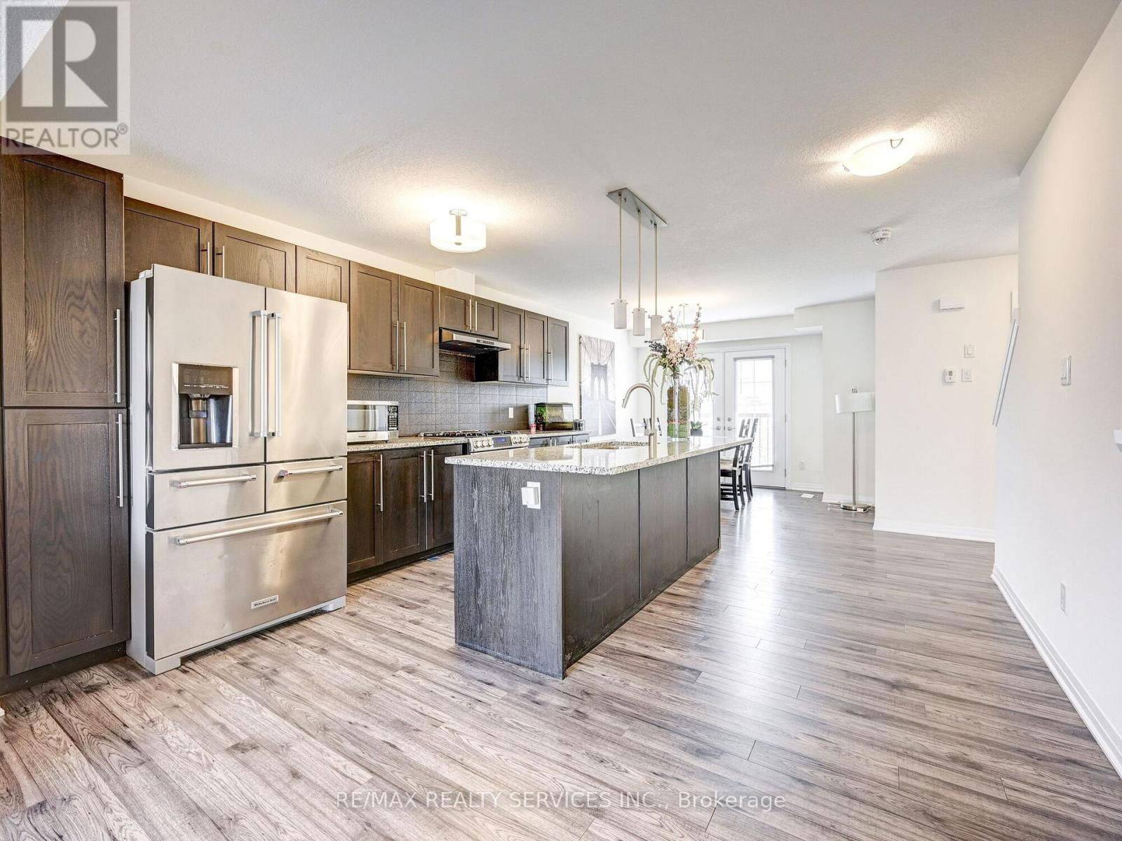8 - 224 THOMAS SLEE DRIVE Image 17