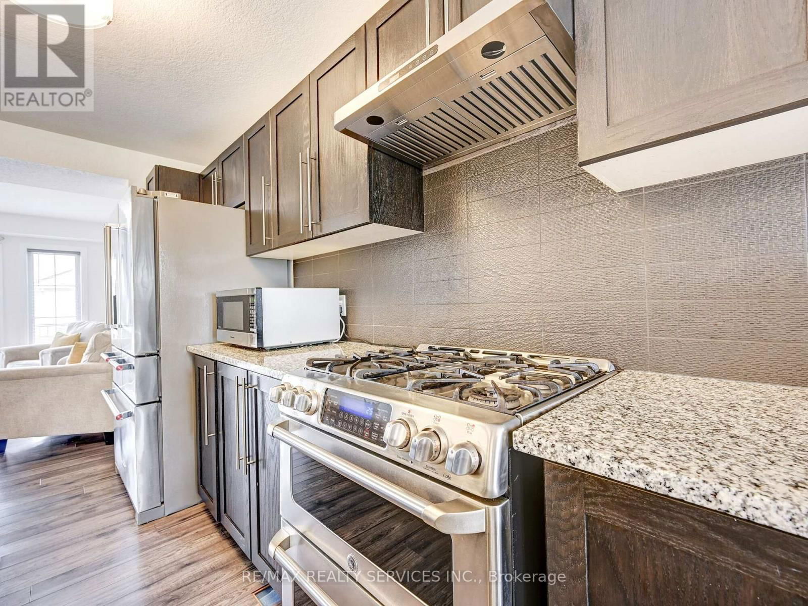 8 - 224 THOMAS SLEE DRIVE Image 19