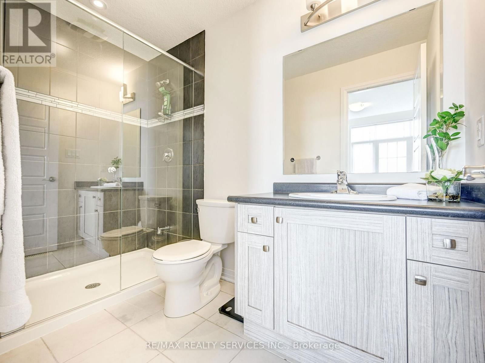 8 - 224 THOMAS SLEE DRIVE Image 28