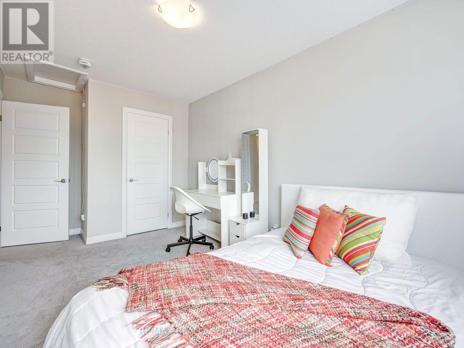 8 - 224 THOMAS SLEE DRIVE Image 31