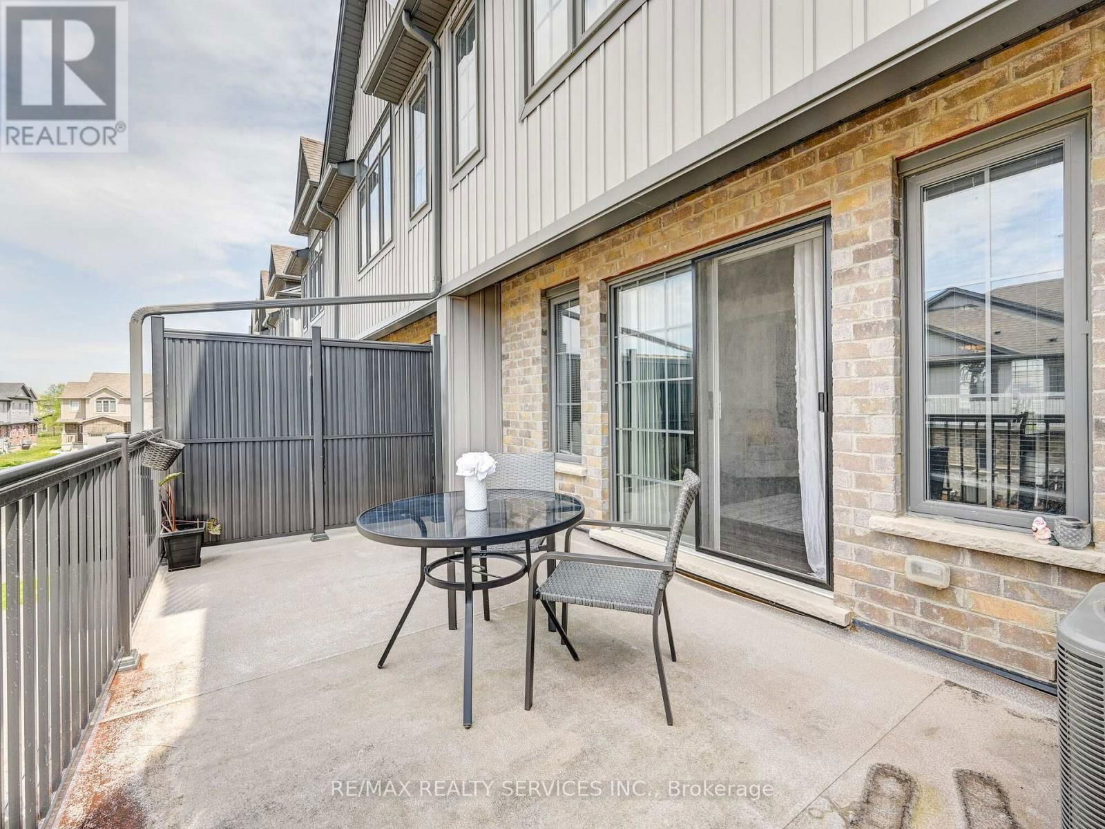8 - 224 THOMAS SLEE DRIVE Image 36