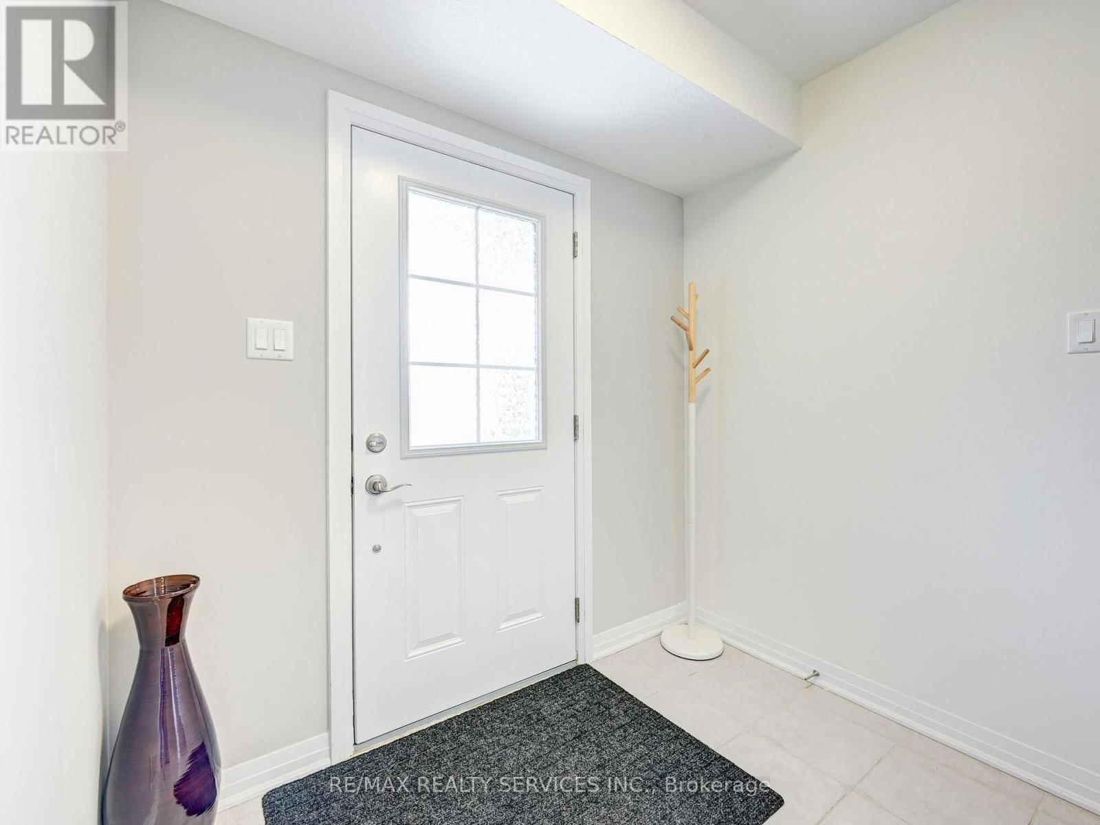 8 - 224 THOMAS SLEE DRIVE Image 6