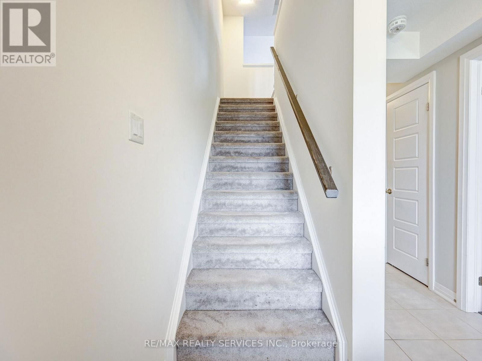 8 - 224 THOMAS SLEE DRIVE Image 9