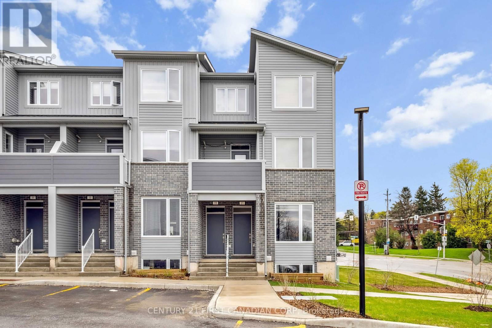21 - 990 DEVERON CRESCENT Image 2