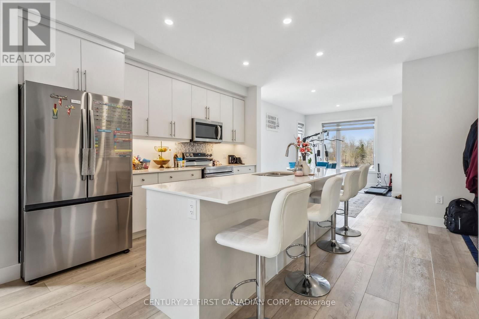 21 - 990 DEVERON CRESCENT Image 21