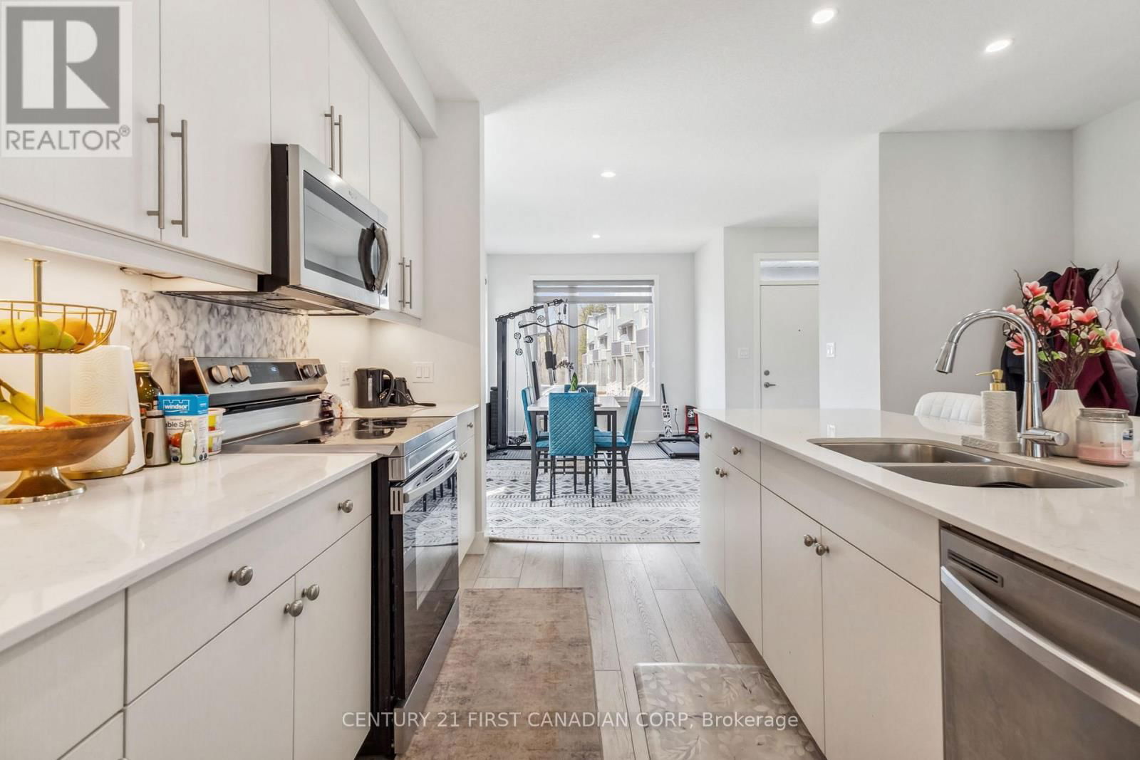21 - 990 DEVERON CRESCENT Image 22
