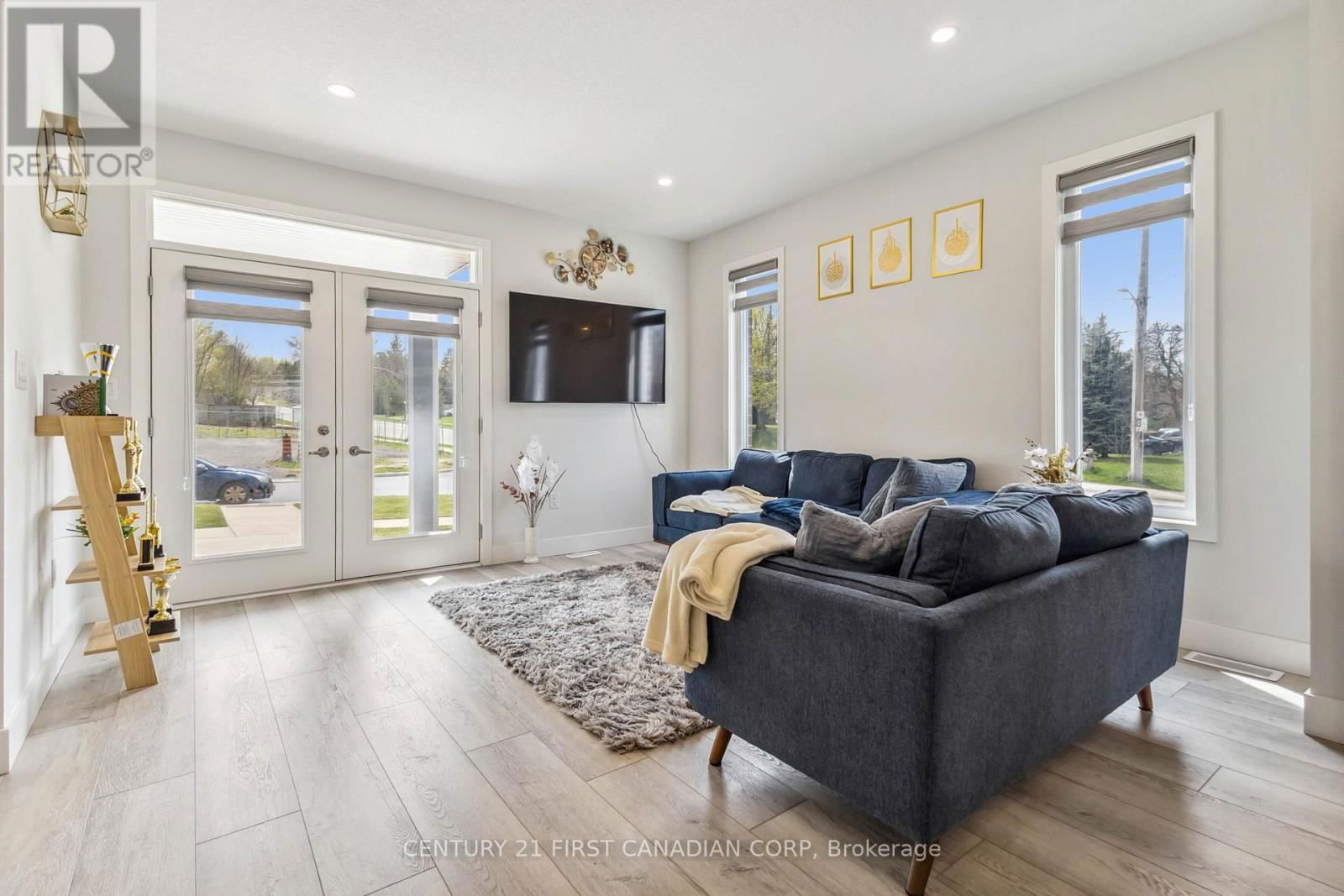 21 - 990 DEVERON CRESCENT Image 24