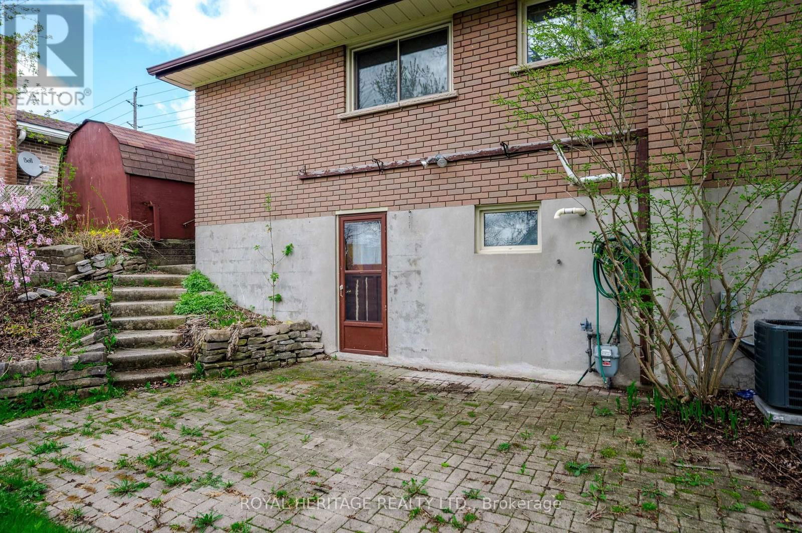547 RIVER ROAD SOUTH Image 31