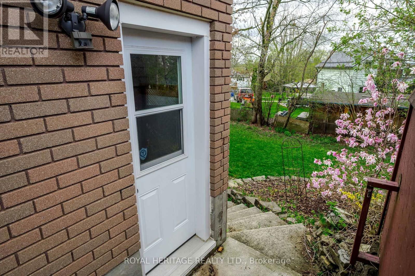 547 RIVER ROAD SOUTH Image 36