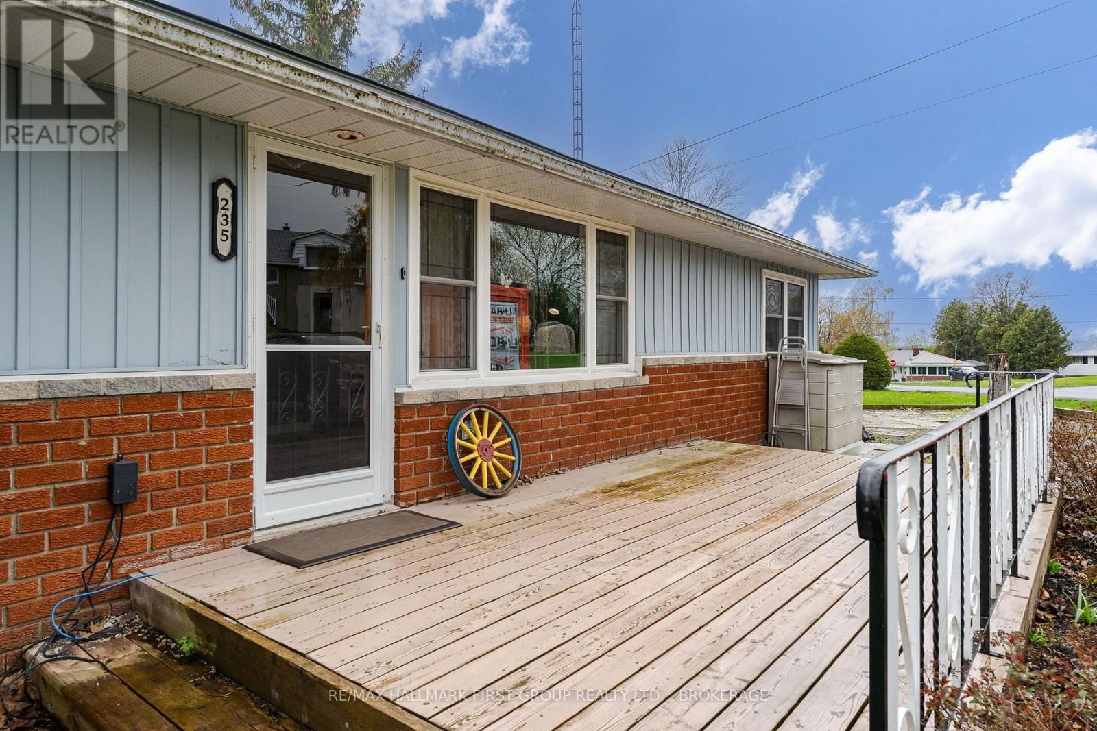 235 LAKEVIEW ROAD Image 2