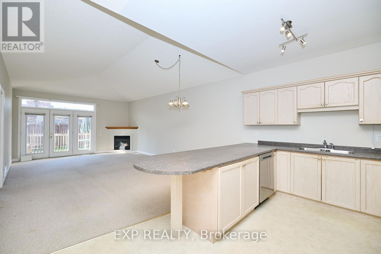 23 - 5595 DRUMMOND ROAD Image 8