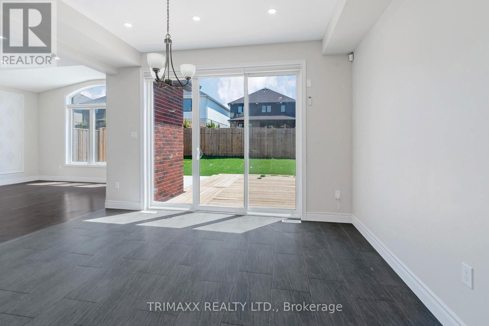39 LOXLEIGH LANE Image 12