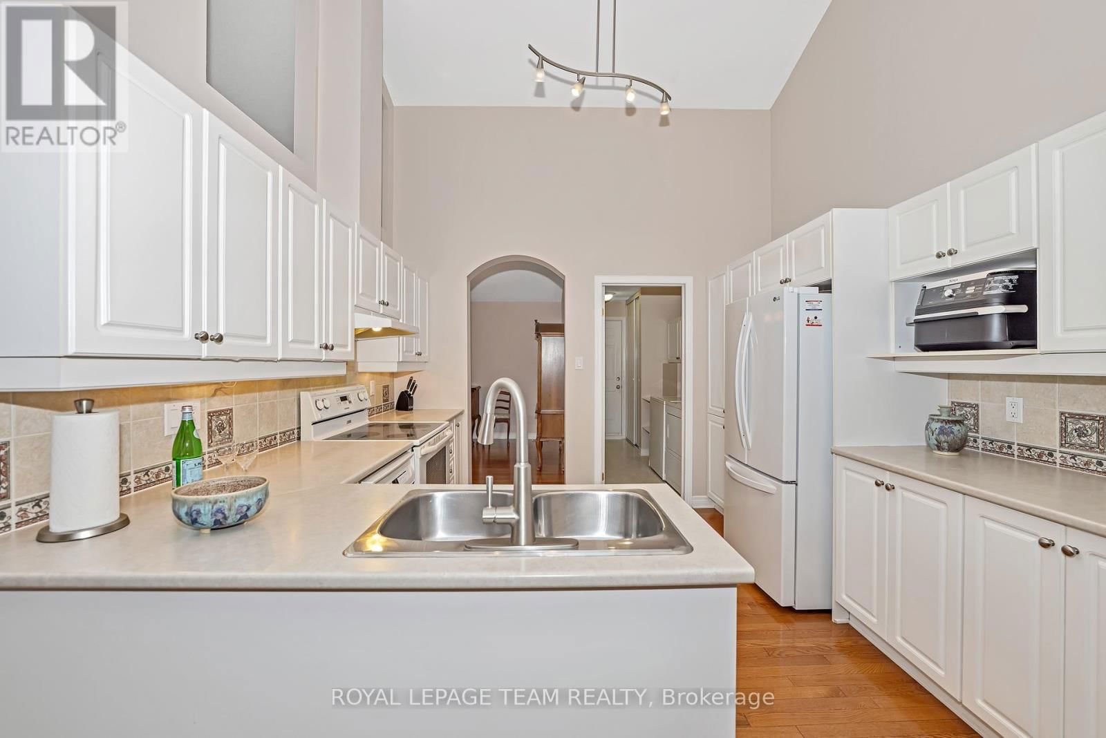 2 PEREGRINE CRESCENT Image 11
