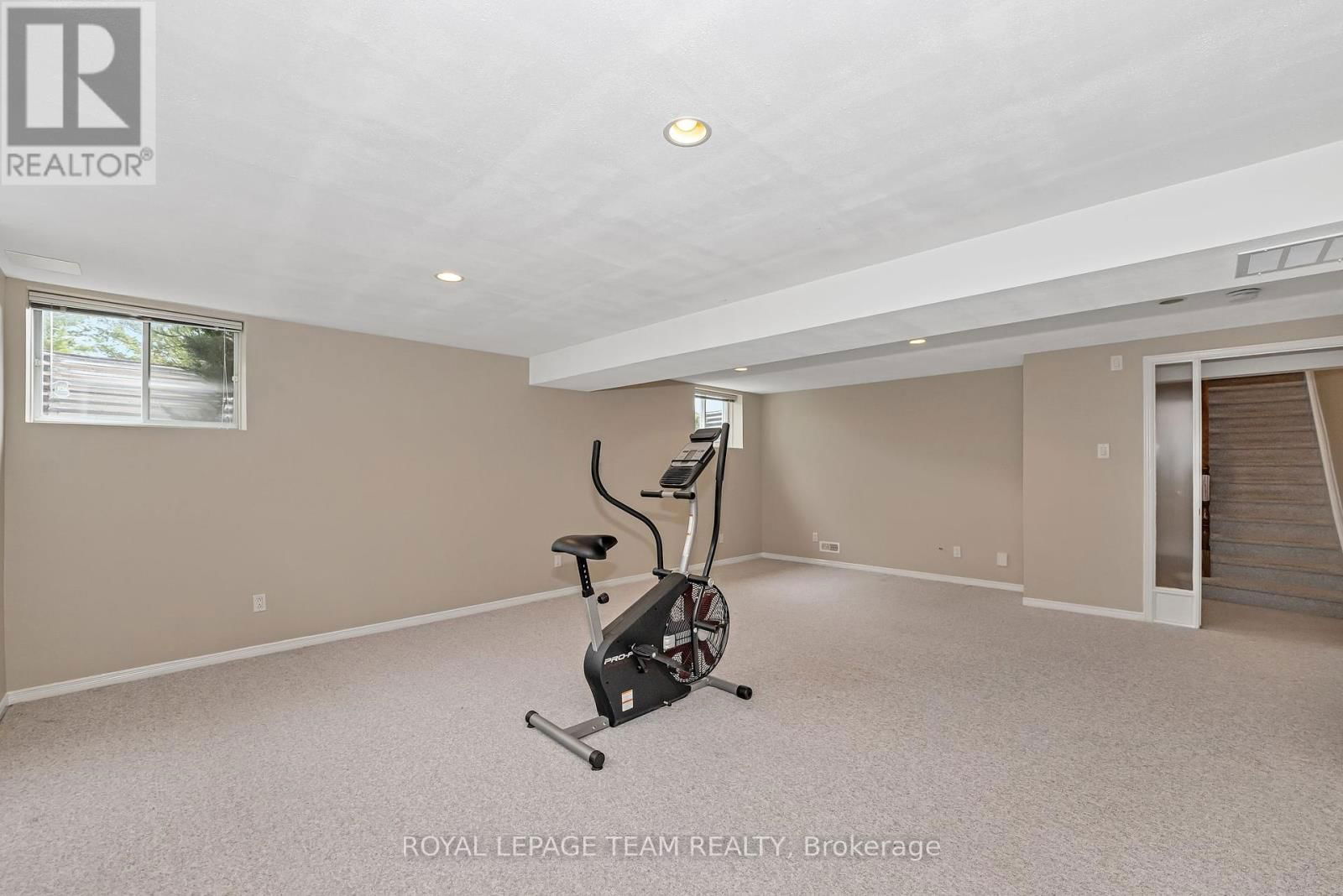 2 PEREGRINE CRESCENT Image 32