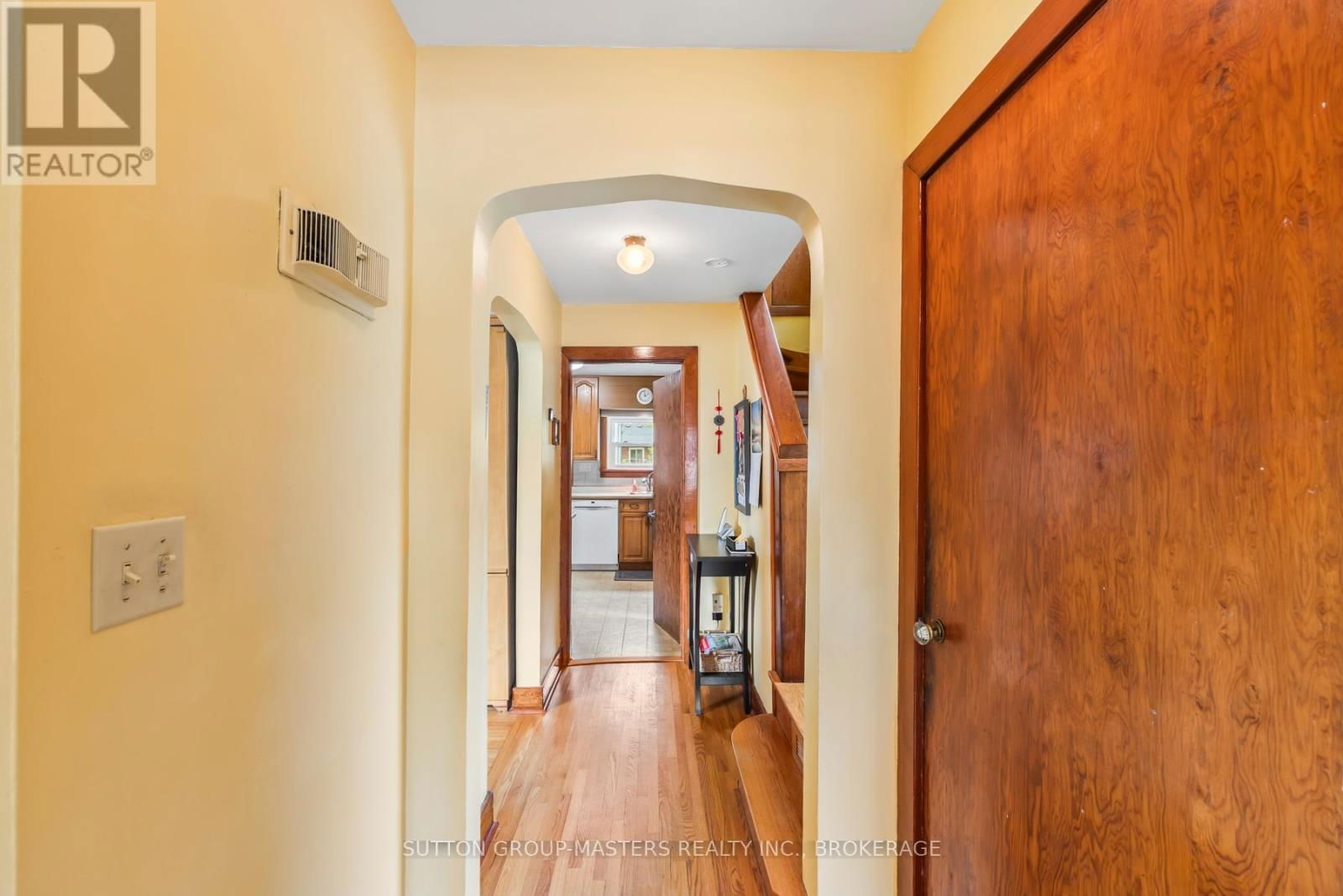 284 HELEN STREET Image 16