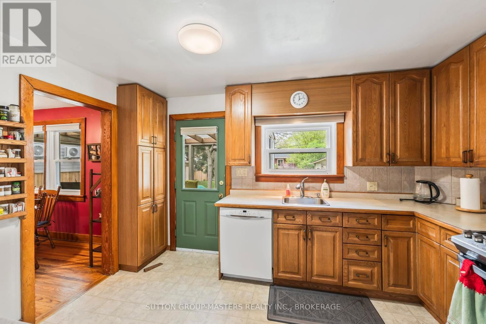 284 HELEN STREET Image 22