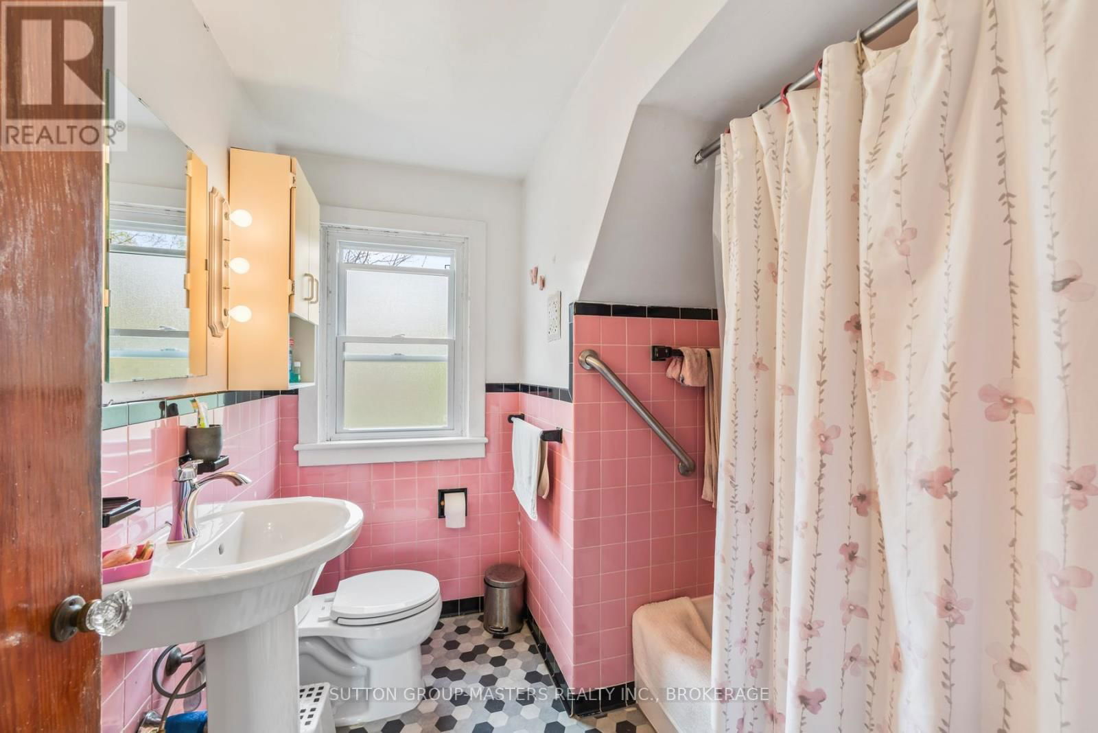 284 HELEN STREET Image 34