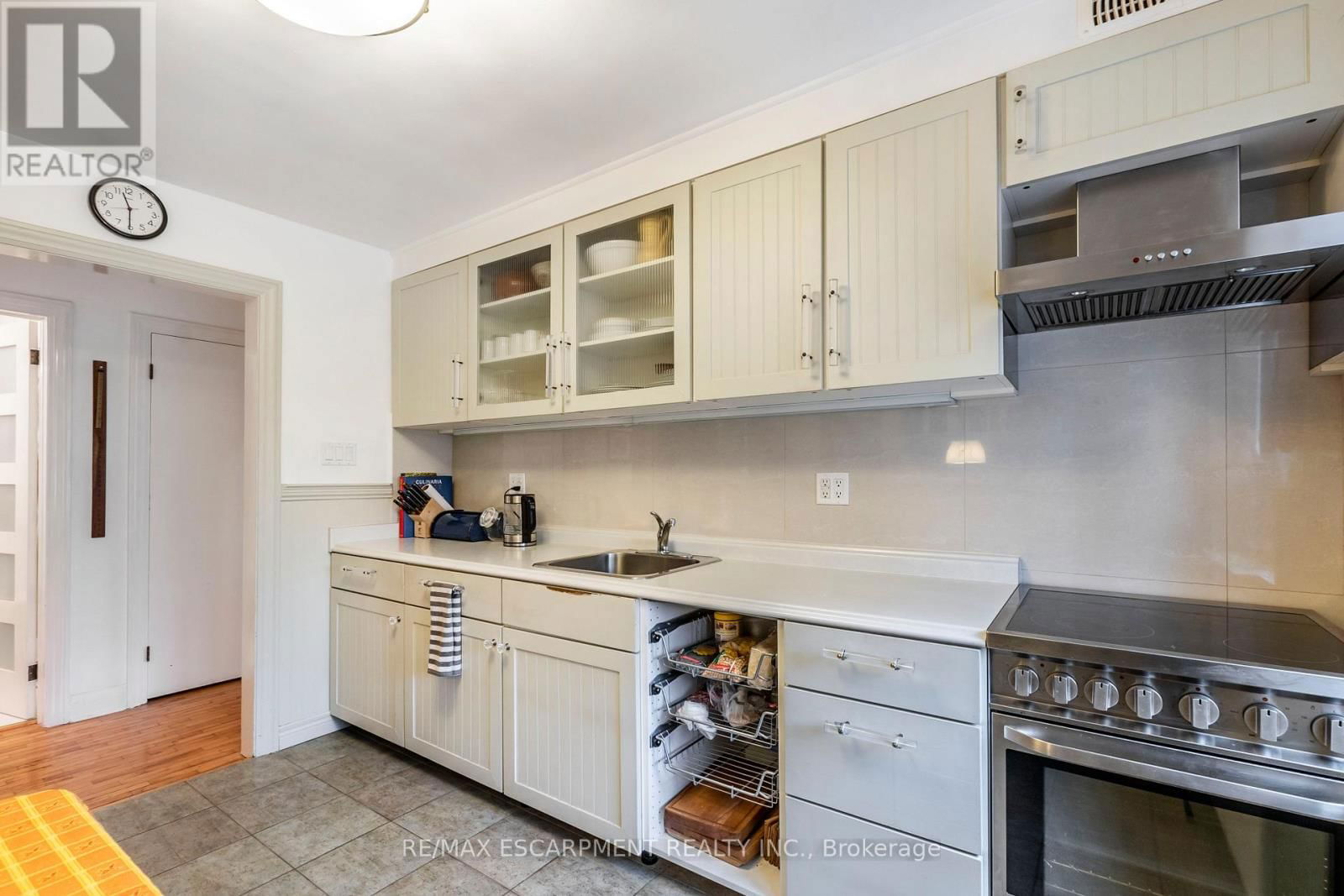 13 MCMASTER AVENUE Image 18