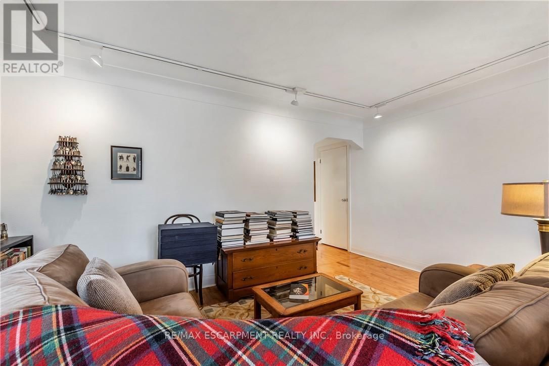 13 MCMASTER AVENUE Image 19