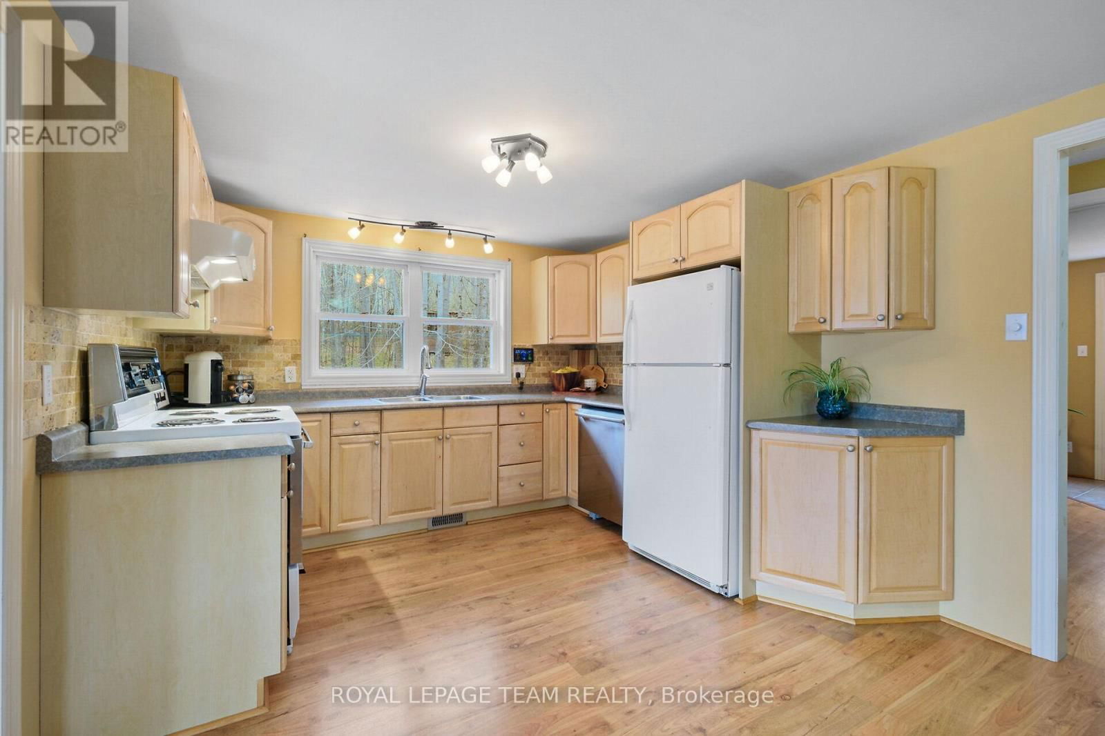 371 KENNEDY ROAD Image 10