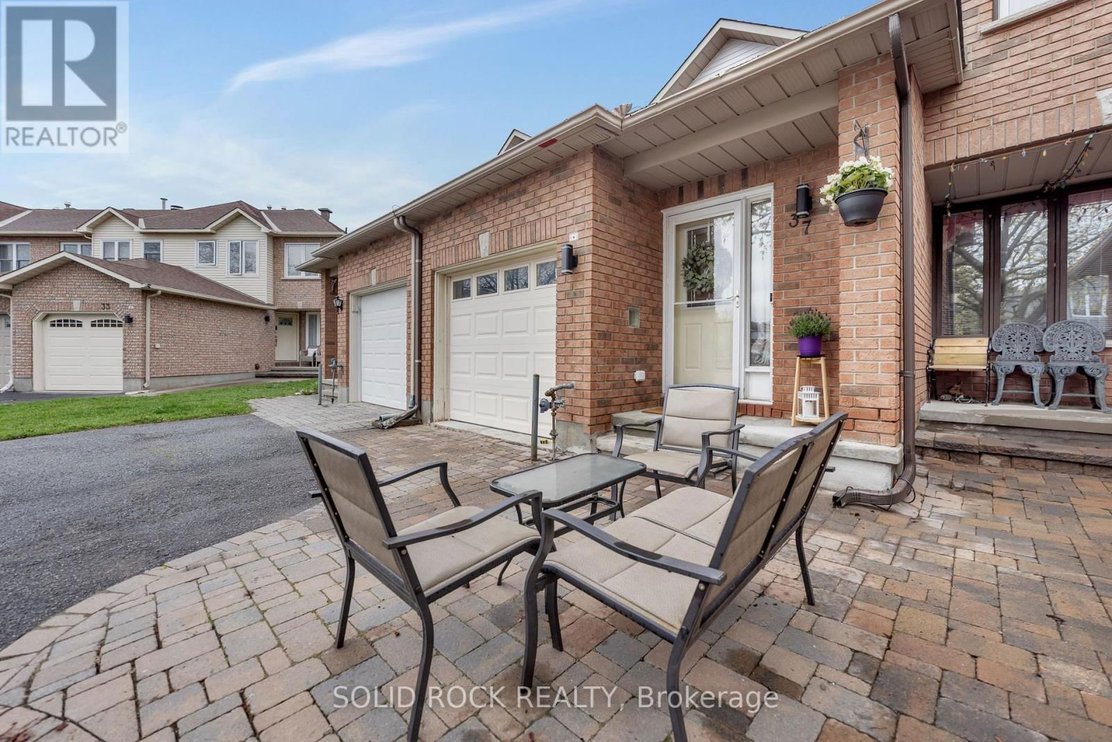 37 GRENADIER WAY Image 1