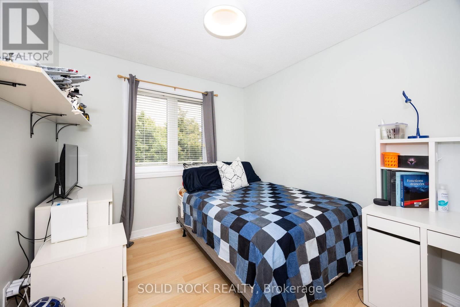 37 GRENADIER WAY Image 13