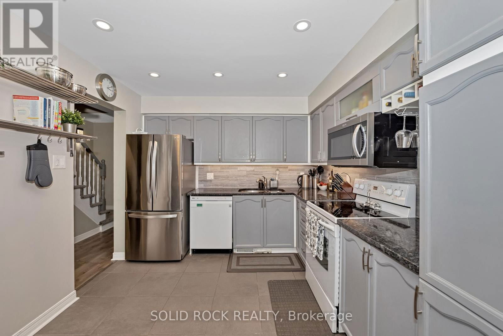 37 GRENADIER WAY Image 16