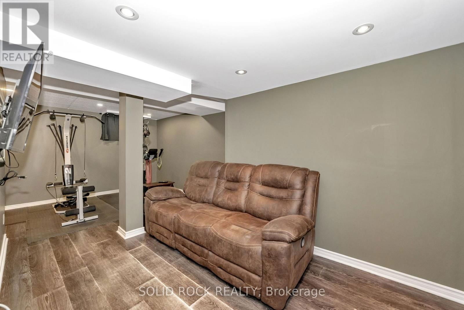 37 GRENADIER WAY Image 25