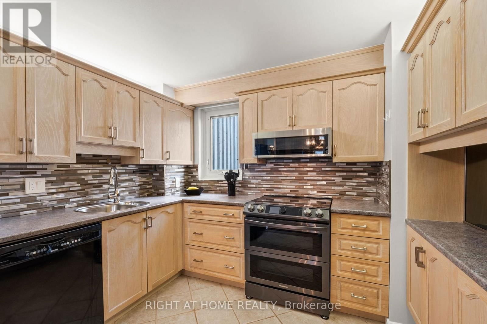 1102 - 1171 AMBLESIDE DRIVE Image 11