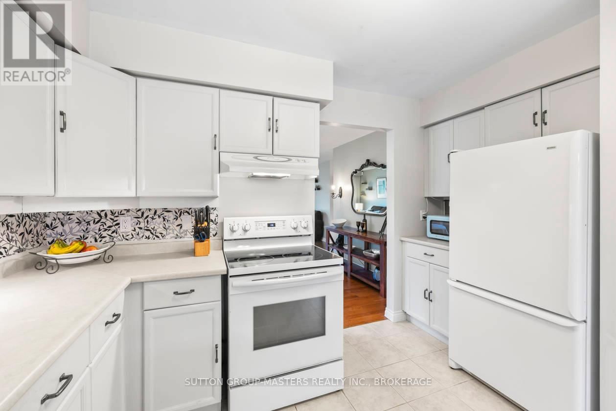 984 AMBLESIDE CRESCENT Image 10