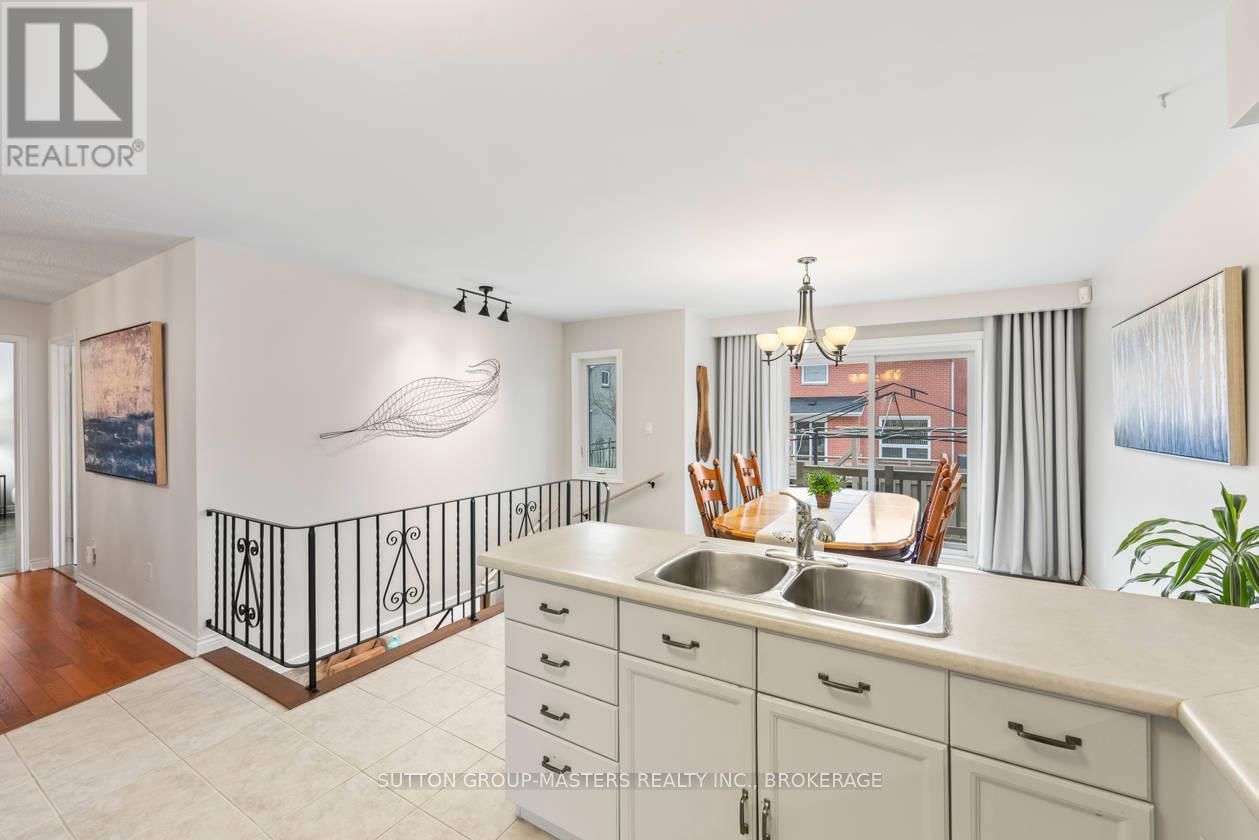 984 AMBLESIDE CRESCENT Image 11