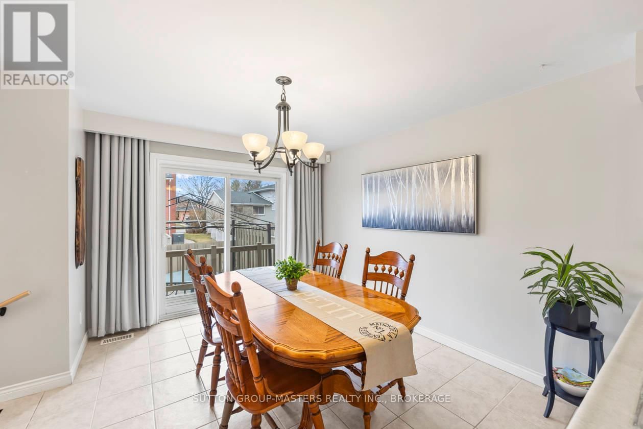 984 AMBLESIDE CRESCENT Image 13