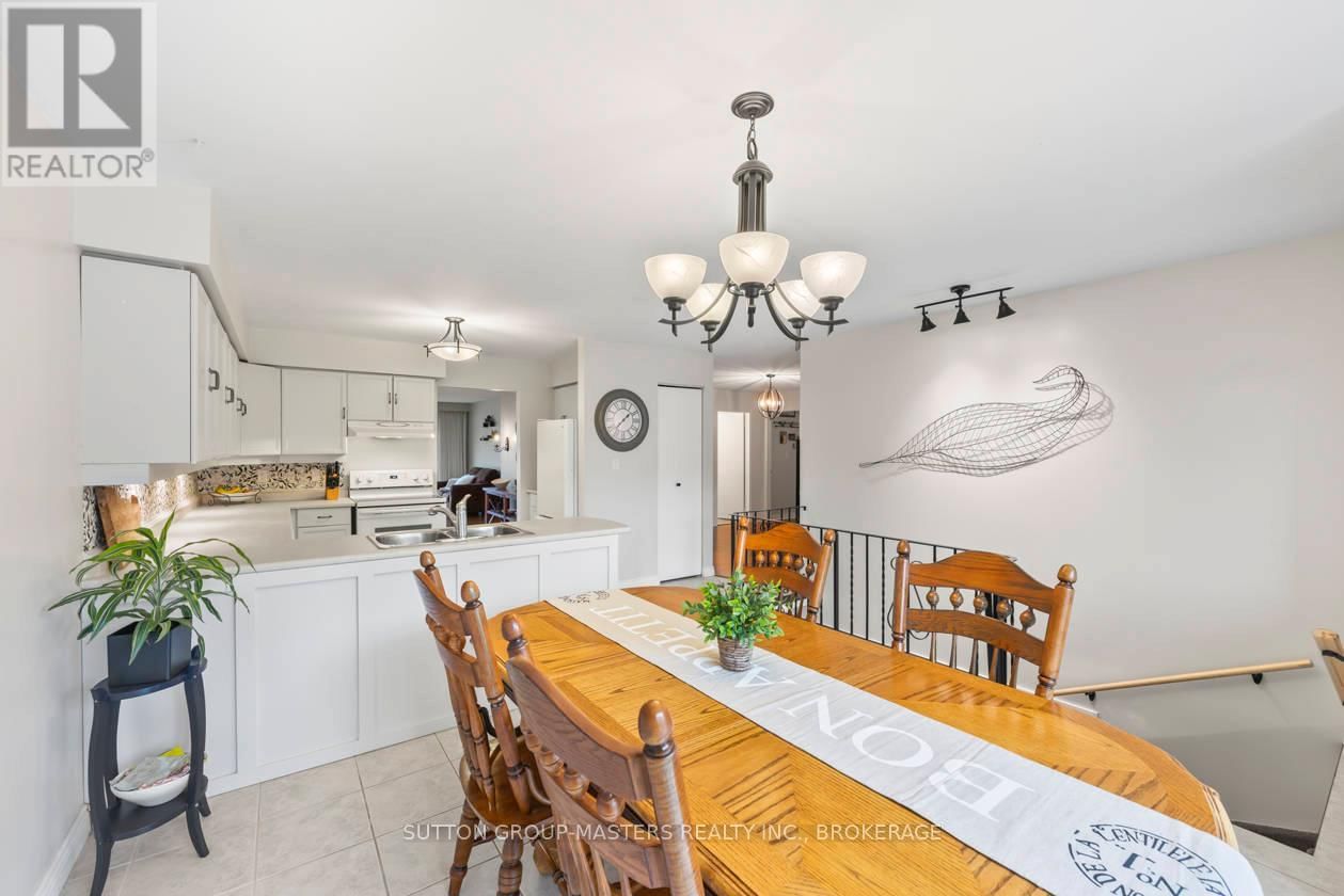 984 AMBLESIDE CRESCENT Image 14