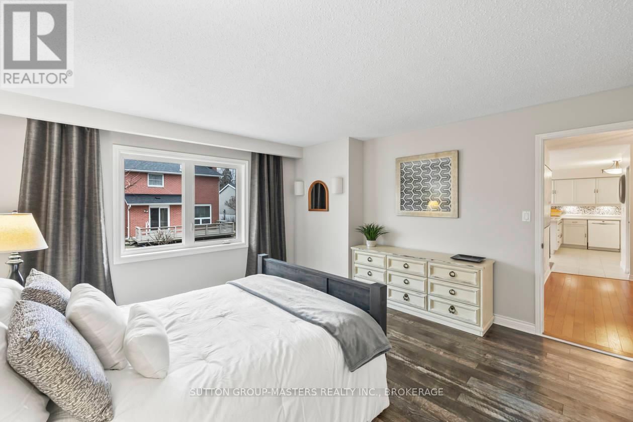 984 AMBLESIDE CRESCENT Image 18