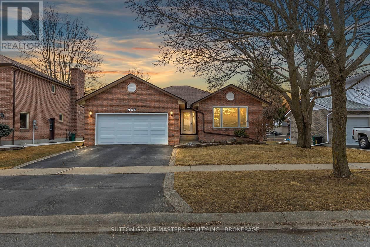 984 AMBLESIDE CRESCENT Image 2