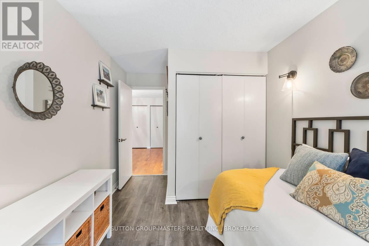 984 AMBLESIDE CRESCENT Image 22