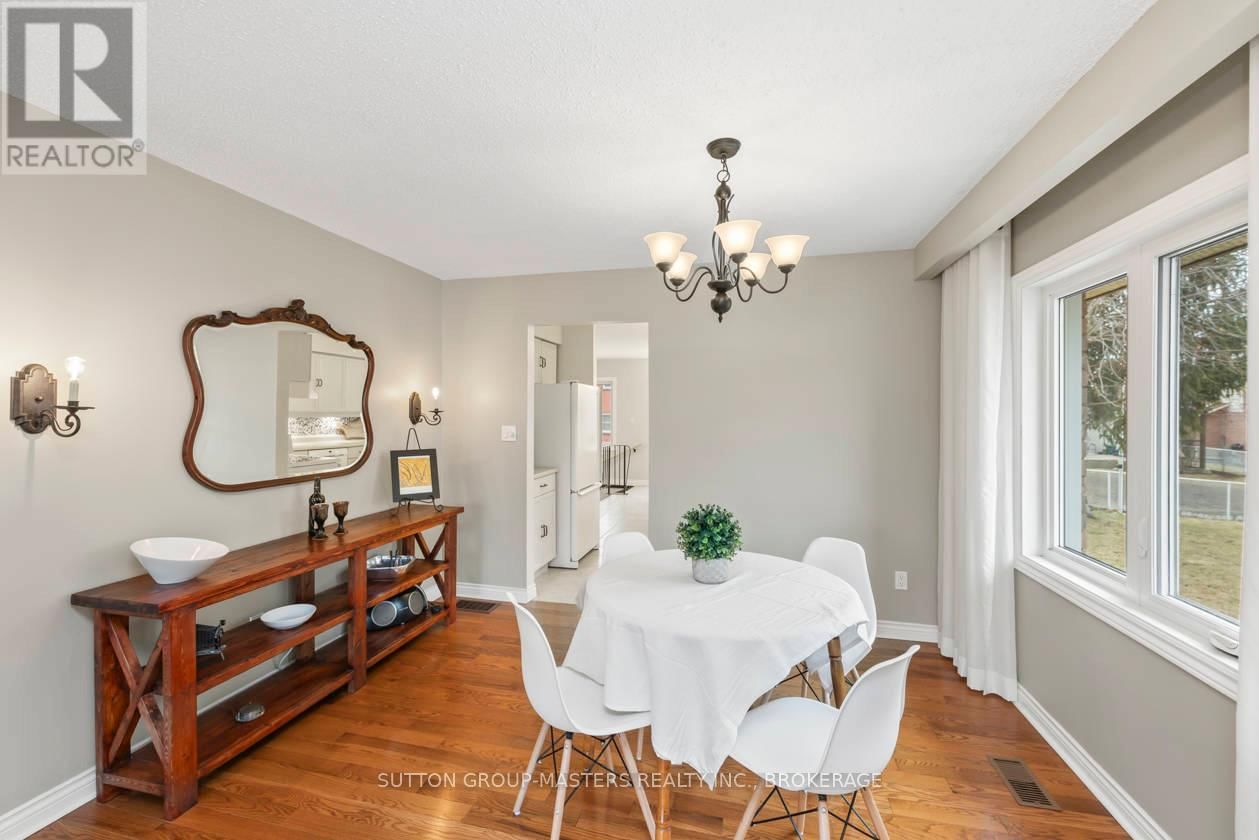 984 AMBLESIDE CRESCENT Image 27