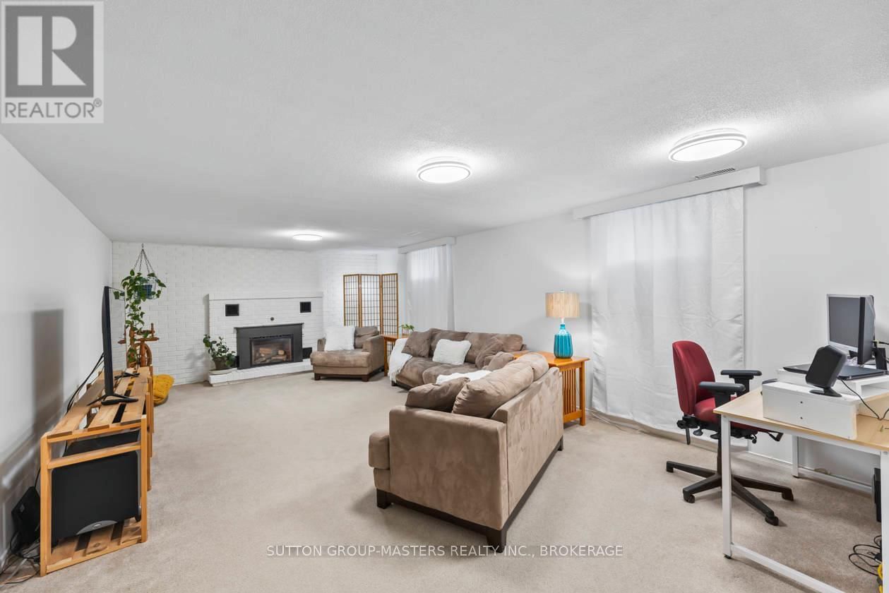 984 AMBLESIDE CRESCENT Image 29